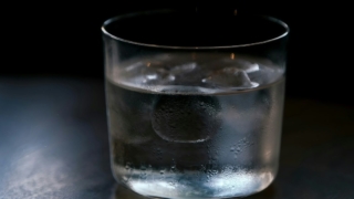 水を飲むこと、特に朝の寝起きの時に水を飲むことは身体にとても良いとは言いますが…