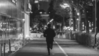 深夜に走るか、早朝に走るか、それが問題だ