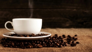 コーヒーを毎日飲むと病気のリスクが下がるという話の根本はどこにあるか