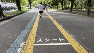 皇居とか代々木公園とか駒沢オリンピック公園とか、ランナーがたくさん集まる場所で走ってみて