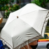 日光が照りつける外の暑い中を歩く際の必須ツールと言えば…そう、日傘です