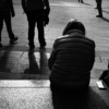 座れる場所は確かに少ないなあと考えつつ、地べたに座る人たちについて考える