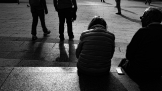 座れる場所は確かに少ないなあと考えつつ、地べたに座る人たちについて考える