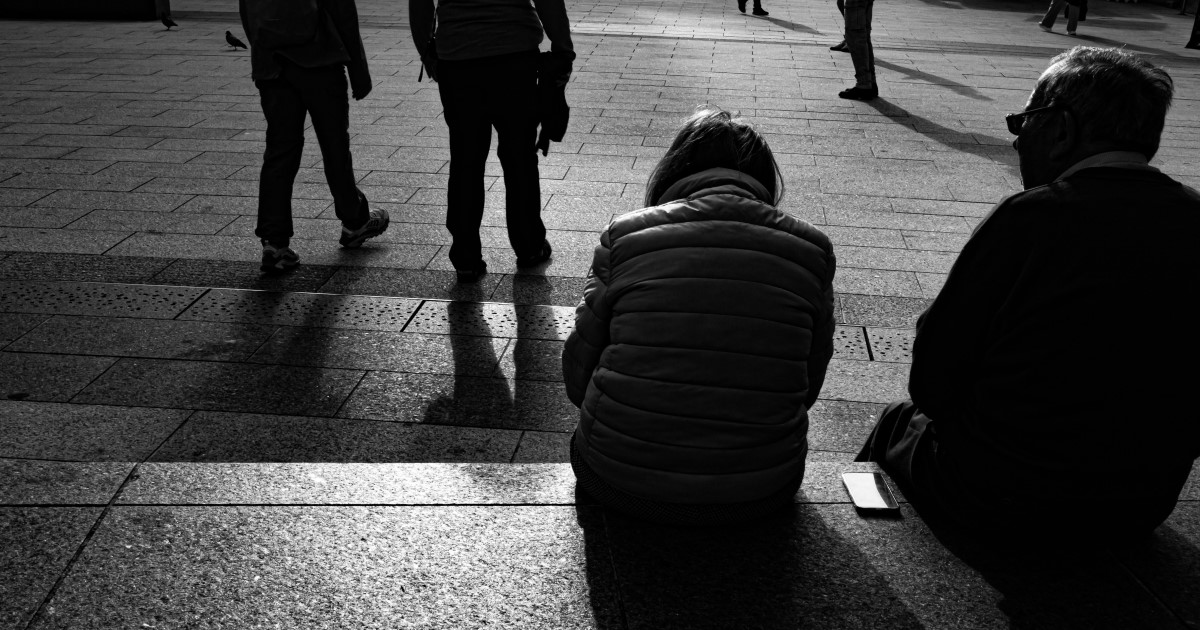座れる場所は確かに少ないなあと考えつつ、地べたに座る人たちについて考える